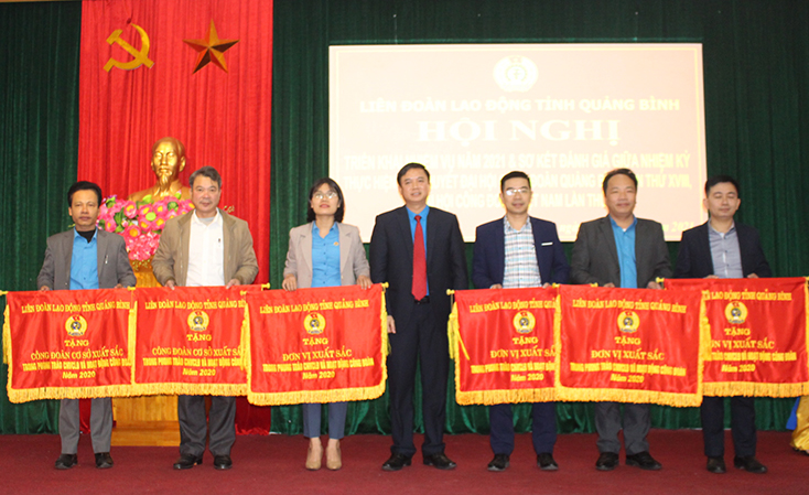 Đồng chí Phạm Tiến Nam, Chủ tịch LĐLĐ tỉnh tặng cờ thi đua cho các tập thể có thành tích xuất sắc trong hoạt động công đoàn năm 2020.
