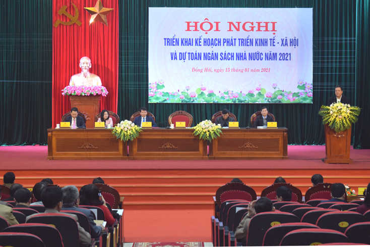 Bí thư Thành ủy Đồng Hới Trần Phong phát biểu chỉ đạo tại hội nghị. 