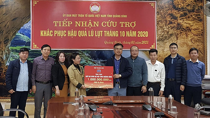 Đồng chí Chủ tịch Ủy ban MTTQVN tỉnh Phạm Thị Hân tiếp nhận hỗ trợ 1 tỷ đồng từ Tập đoàn DIC
