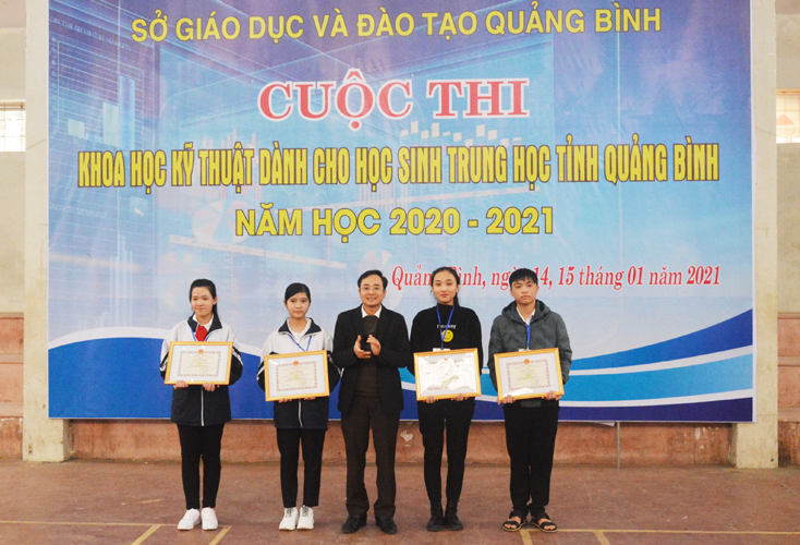 Đồng chí Giám đốc Sở Giáo dục và Đào tạo Quảng Bình Đặng Ngọc Tuấn trao giải nhất cho các nhóm tác giả.