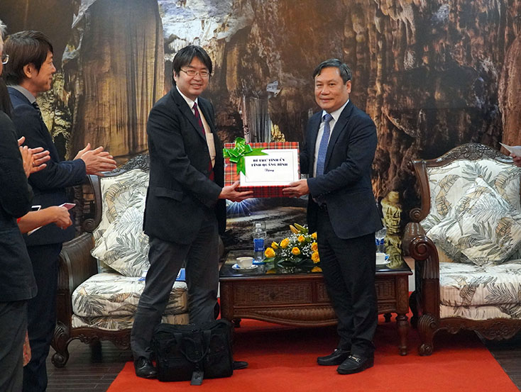 Đồng chí Bí thư Tỉnh ủy Vũ Đại Thắng tặng quà cho ông Yamamoto Kohei, Bí thư thứ nhất, phụ trách thương mại và đầu tư, trưởng đoàn Đại sứ quán Nhật Bản.