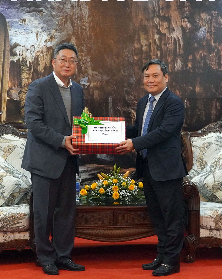 Đồng chí Bí thư Tỉnh ủy Vũ Đại Thắng tặng quà cho ông Kim Eui Joong, Tham tán thương mại, trưởng đoàn công tác Đại sứ quán Hàn Quốc.