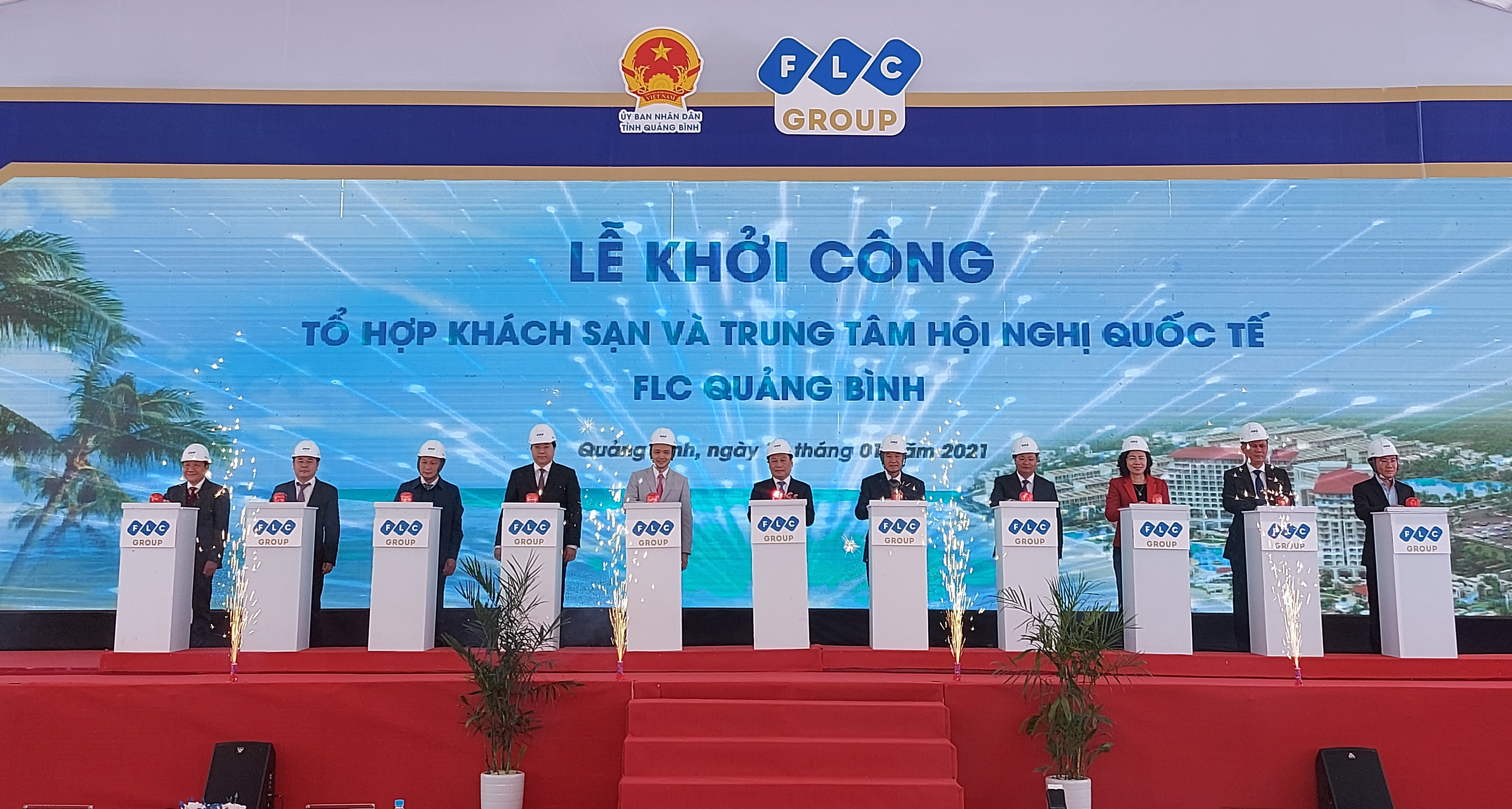Các đại biểu bấm nút khởi công dự án Tổ hợp khách sạn 5 sao và Trung tâm Hội nghị Quốc tế  FLC Quảng Bình.
