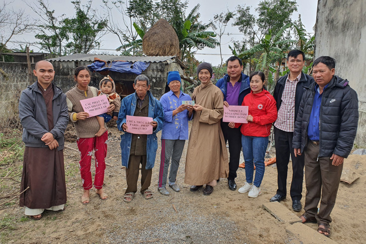 Hội Phật giáo huyện Quảng Ninh và Hội Chữ thập đỏ xã An Ninh trao tiền hỗ trợ xây nhà tình thương cho bà Trần Thị Nại.