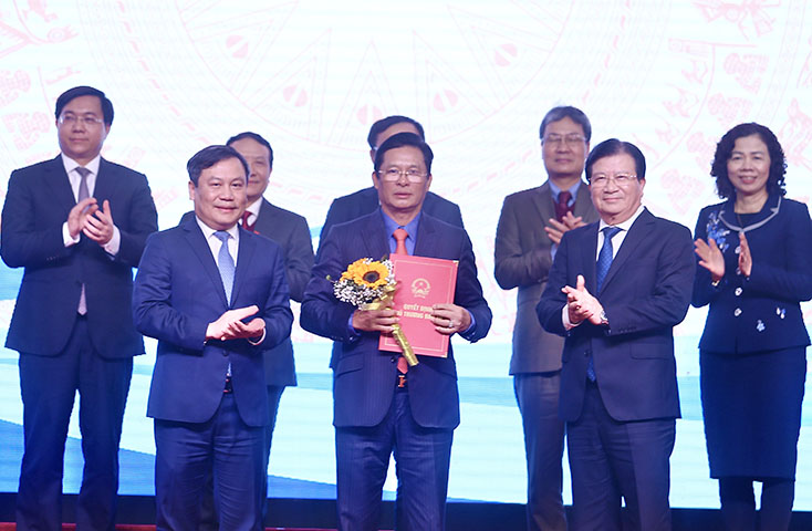 Đồng chí Phó Thủ tướng Trịnh Đình Dũng và đồng chí Bí thư Tỉnh ủy Vũ Đại Thắng trao quyết định chủ trương đầu tư cho nhà đầu tư