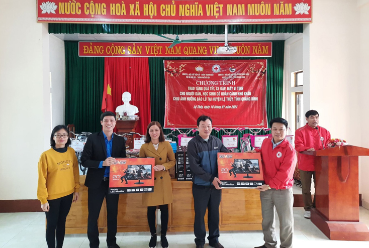Ủy ban MTTQVN, Hội chữ Thập đỏ, Thị đoàn thị xã Sơn Tây TP Hà Nội trao máy tính cho các trường học vùng lũ huyện Lệ Thủy