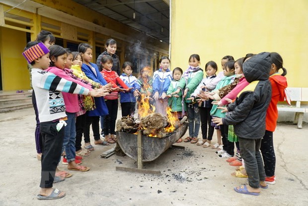 Cô và trò Trường Phổ thông Dân tộc Bán trú Tiểu học Leng Su Sìn, huyện Mường Nhé, tỉnh Điện Biên, đốt lửa sưởi ấm. (Ảnh: Xuân Tư/TTXVN)