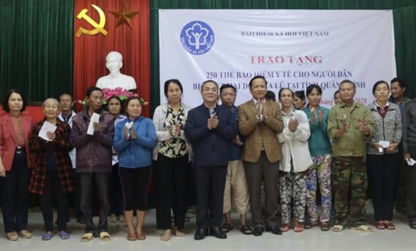 BHXH Việt Nam tặng thẻ BHYT cho người dân bị thiệt hại trong cơn lũ lịch sử tháng 10-2020.