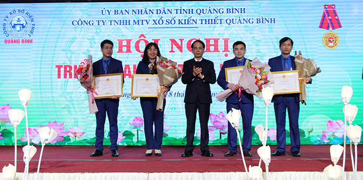 Đồng chí Phan Mạnh Hùng, Phó Chủ tịch UBND tỉnh trao bằng khen của Chủ tịch UBND tỉnh cho các cá nhân đạt thành tích xuất sắc