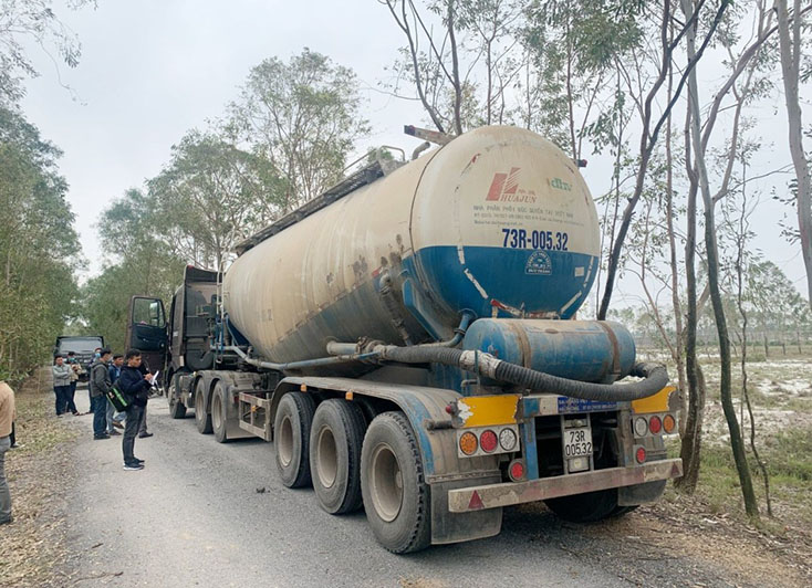 Bắt giữ xe đầu kéo BKS 73C-06323 kéo theo rơ moóc BKS 73R-00532, bên trong có chứa pháo nổ tại địa bàn xã Quảng Hưng.