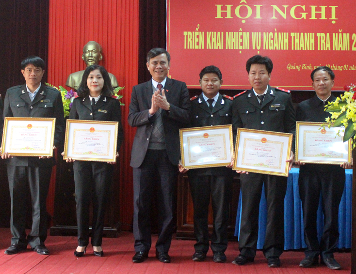 Đồng chí Chủ tịch UBND tỉnh tặng Bằng khen cho các tập thể, cá nhân xuất sắc trong công tác PCTN giai đoạn 2013-2020.