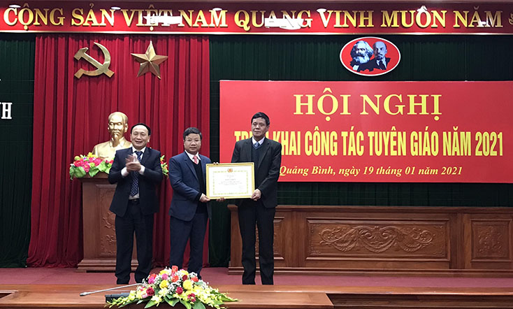 Thừa ủy quyền Thủ tướng Chính phủ, đồng chí Phó Bí thư Thường trực Tỉnh ủy Trần Hải Châu trao bằng khen của Thủ tướng Chính phủ cho Ban Tuyên giáo Tỉnh ủy.