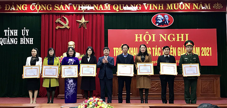 Đồng chí Trưởng ban Tuyên giáo Tỉnh ủy Cao Văn Đinh trao bằng khen của Ban Thường vụ Tỉnh ủy cho các tập thể.