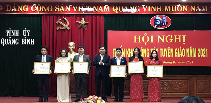 Đồng chí Phó Chủ tịch UBND tỉnh Đoàn Ngọc Lâm trao danh hiệu tập thể lao động xuất sắc và bằng khen cho các tập thể và cá nhân.