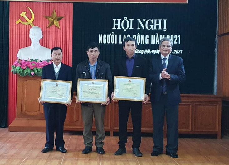 Lãnh đạo Liên đoàn Lao động tỉnh trao Bằng khen của Tổng Liên đoàn Lao động Việt Nam và Liên đoàn Lao động tỉnh cho các tập thể, cá nhân