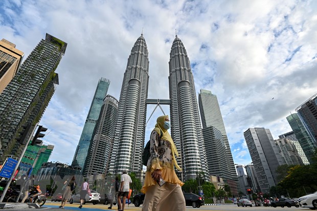  Người dân đeo khẩu trang phòng lây nhiễm COVID-19 tại Kuala Lumpur, Malaysia, ngày 11-1-2021. (Ảnh: THX/TTXVN)