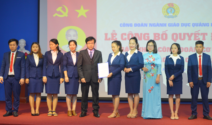 Đại diện Công đoàn ngành Giáo dục Quảng Bình trao quyết định thành lập Công đoàn cơ sở Hệ thống Giáo dục Chu Văn An.