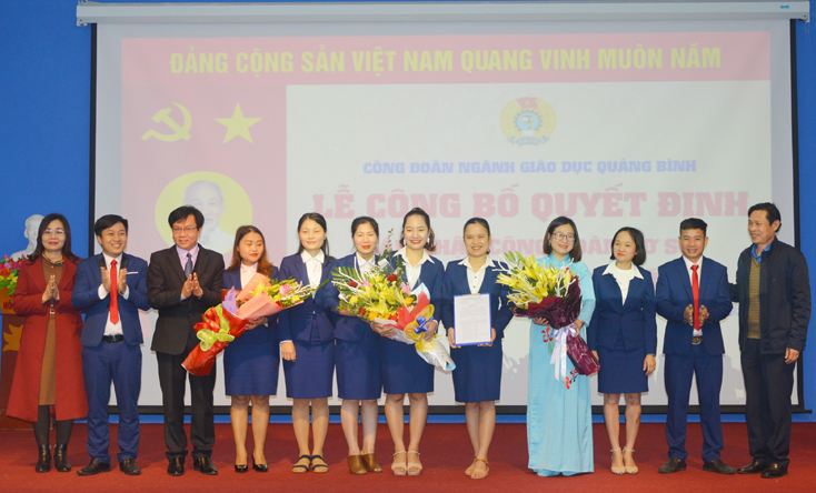 Các đại biểu tặng hoa chúc mừng Ban Chấp hành lâm thời Công đoàn cơ sở Hệ thống Giáo dục Chu Văn An.