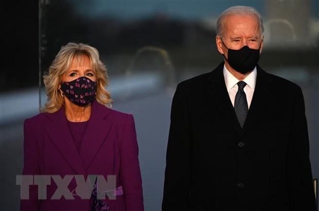  Tổng thống đắc cử Mỹ Joe Biden (phải) cùng phu nhân Dr. Jill Biden trong lễ tưởng niệm các nạn nhân COVID-19 tại đài tưởng niệm Lincoln ở Washington, DC ngày 19-1-2021. (Ảnh: AFP/TTXVN)