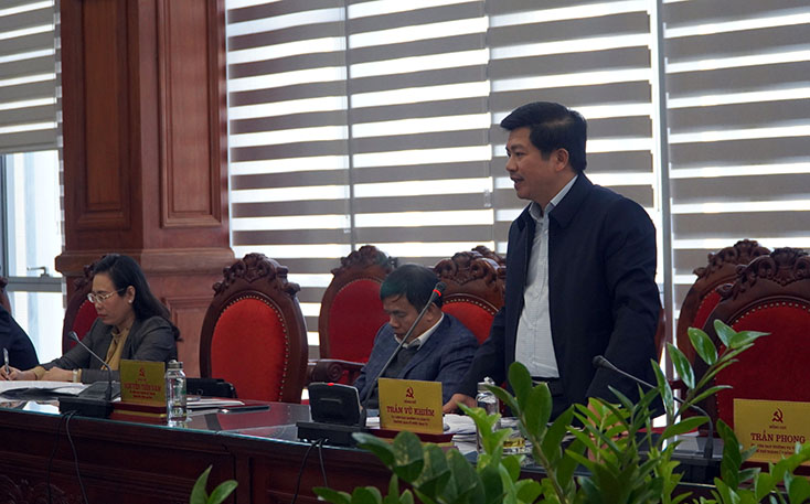 Đồng chí Trần Vũ Khiêm, Ủy viên Ban Thường vụ, Trưởng Ban Tổ chức Tỉnh ủy thảo luận về nội dung các đề án công tác cán bộ.  