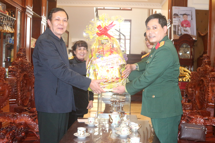 Đồng chí Lê Văn Vỹ, Ủy viên Thường vụ Tỉnh ủy, Chỉ huy trưởng Bộ CHQS tỉnh tặng quà cho gia đình nguyên lãnh đạo Bộ chỉ huy Quân sự tỉnh.