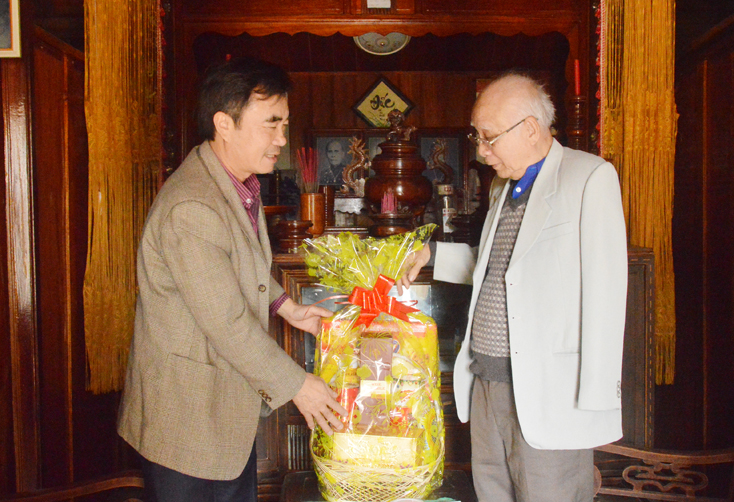 Đồng chí Trưởng ban Nội chính Tỉnh ủy Nguyễn Lương Bình tặng quà cho ông Trần Đức Triển, nguyên Phó Chủ tịch UBND tỉnh.