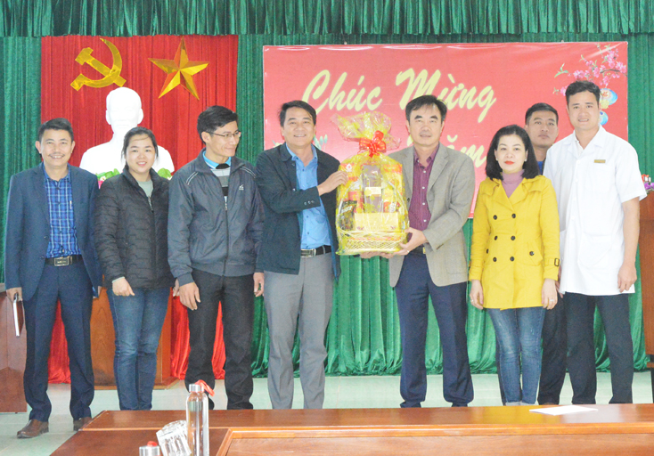 Đồng chí Trưởng ban Nội chính Tỉnh ủy Nguyễn Lương Bình thăm, tặng quà cho cán bộ, nhân viên Trung tâm Chăm sóc và Phục hồi chức năng cho người tâm thần.