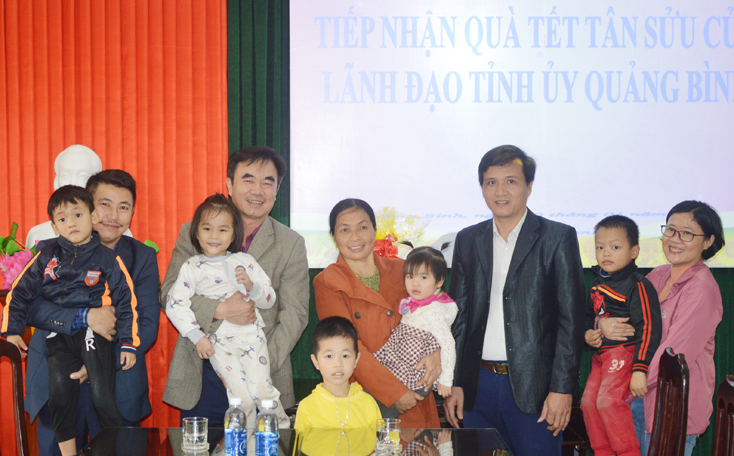 Đồng chí Trưởng ban Nội chính Tỉnh ủy Nguyễn Lương Bình thăm, tặng quà cho Làng trẻ em SOS Đồng Hới.