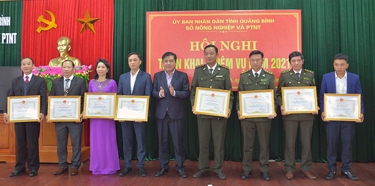 Đồng chí Đoàn Ngọc Lâm, Phó Chủ tịch Thường trực UBND tỉnh tặng bằng khen của UBND tỉnh cho các tập thể và cá nhân có thành tích xuất sắc.