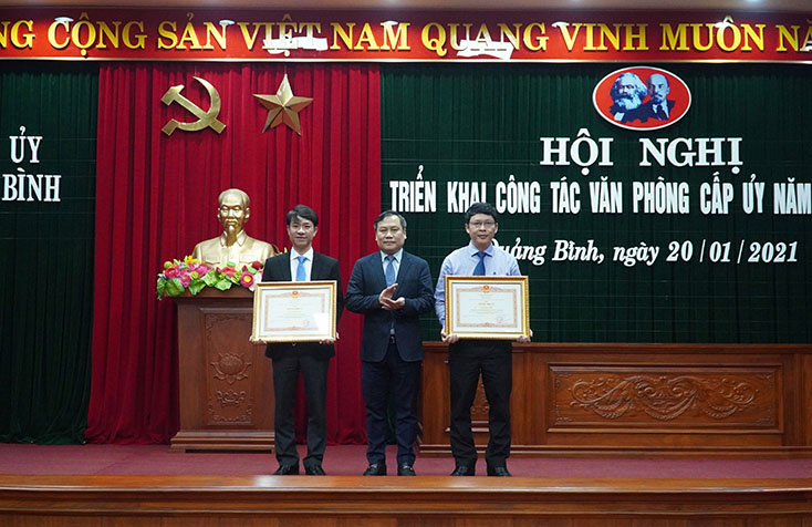 Đồng chí Bí thư Tỉnh ủy Vũ Đại Thắng trao Bằng khen của Thủ tướng Chính phủ cho 2 cá nhân.