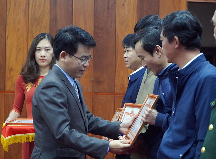 Đồng chí Chánh Văn phòng Tỉnh ủy Phan Thanh Cường trao giấy khen cho các tập thể.