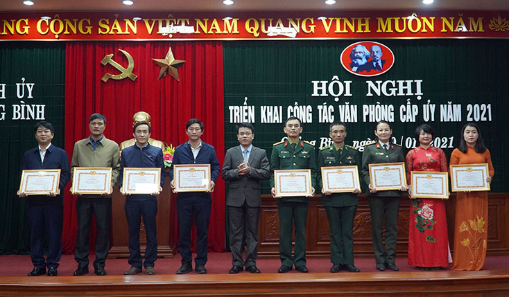 Đồng chí Chánh Văn phòng Tỉnh ủy Phan Thanh Cường trao giấy khen cho các tập thể.