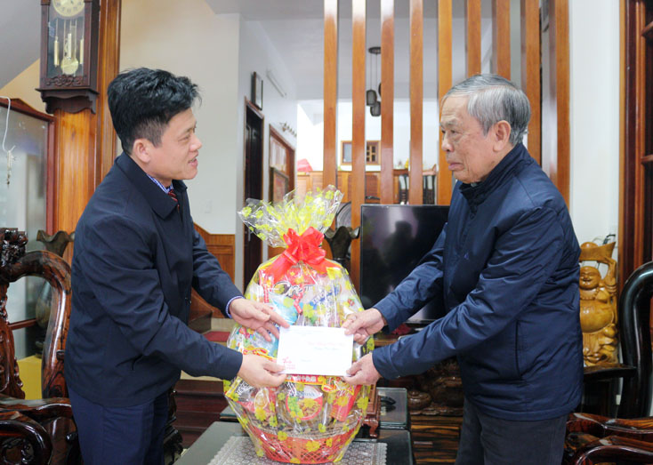 Đồng chí Lê Văn Bảo, Trưởng ban Dân vận Tỉnh ủy thăm, chúc Tết và tặng quà đồng chí Nguyễn Duy Đức.
