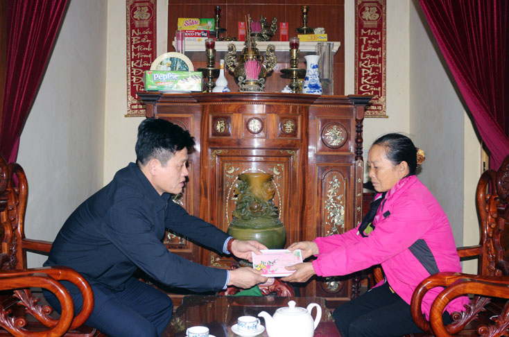 Đồng chí Trưởng ban Dân vận Tỉnh ủy tặng quà gia đình đồng chí Nguyễn Hồng Thanh. 