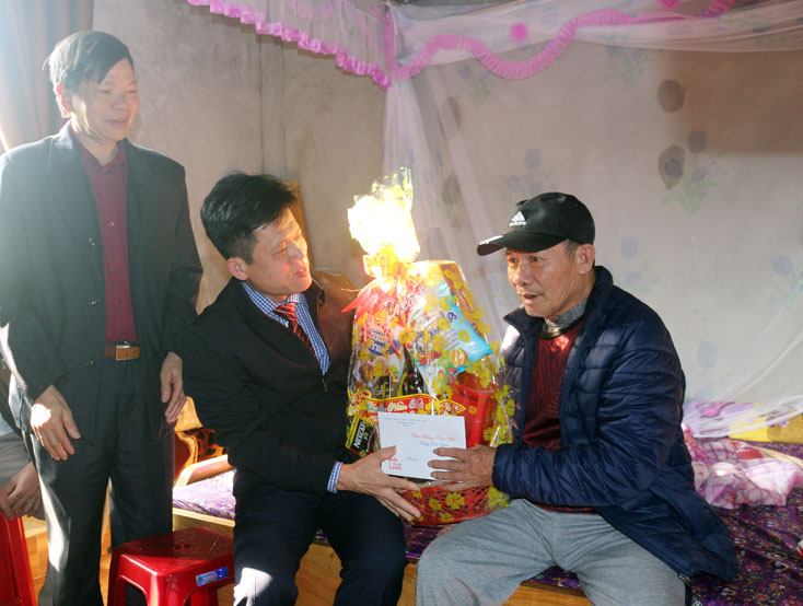Đồng chí Lê Văn Bảo hỏi thăm, tặng quà bệnh binh Nguyễn Văn Hượu ở xã Đức Hóa (huyện Tuyên Hóa).