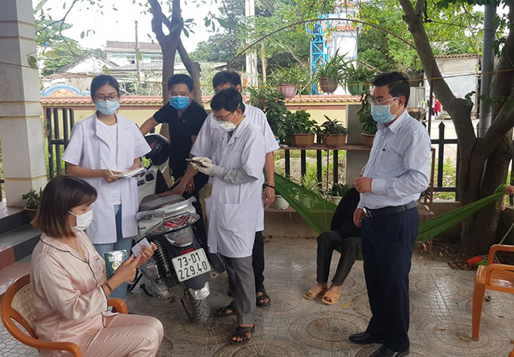    Cán bộ Trung tâm Y tế huyện Tuyên Hóa đến tận nhà người dân để kiểm tra theo dõi sức khỏe những trường hợp từ các địa phương khác trở về.