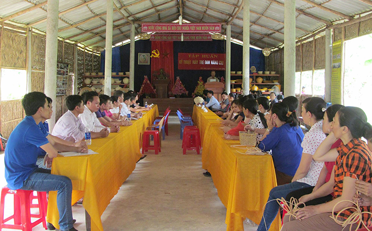 Một khóa đào tạo nghề mây tre đan nâng cao của HTX mây tre đan Vân Sơn (xã Kim Hóa, huyện Tuyên Hóa). 