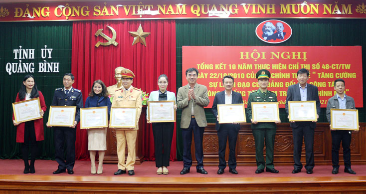  Đồng chí Nguyễn Lương Bình, Ủy viên Ban Thường vụ, Trưởng ban Nội chính Tỉnh ủy tặng bằng khen của Chủ tịch UBND tỉnh cho các tập thể, cá nhân.