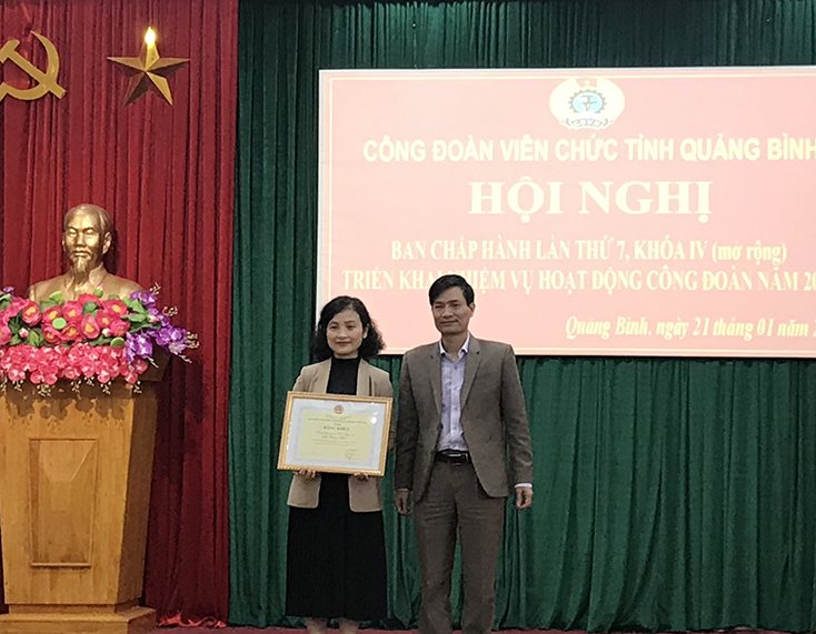 Thừa ủy quyền của Tổng Liên đoàn Lao động Việt Nam, đại diện lãnh đạo Liên đoàn Lao động tỉnh tặng Bằng khen cho tập thể có thành tích xuất sắc trong hoạt động công đoàn năm 2020.
