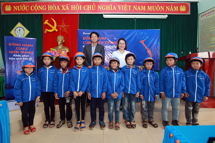 Đại diện Sacombank trao kinh phí hỗ trợ và tặng quà các trường tiểu học trên địa bàn huyện Quảng Ninh.   