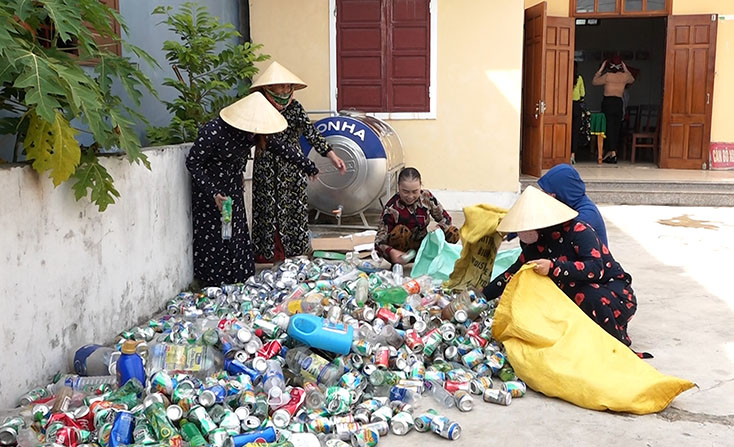 Các hội viên hội phụ nữ phường Quảng Phúc tích cực thu gom phân loại phế liệu, tạo kinh phí để giúp đỡ hội viên nghèo.