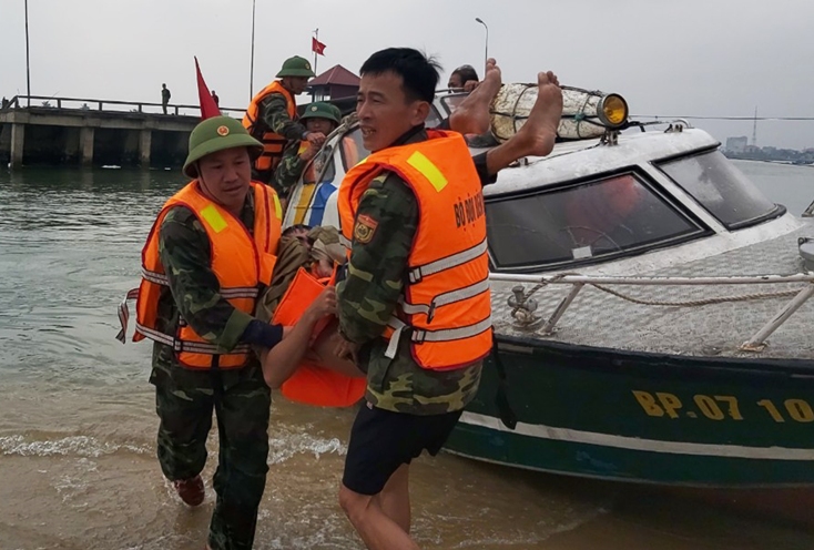  Lực lượng cứu nạn Đồn Biên phòng Nhật Lệ đưa nạn nhân vào đơn vị để sơ, cấp cứu.