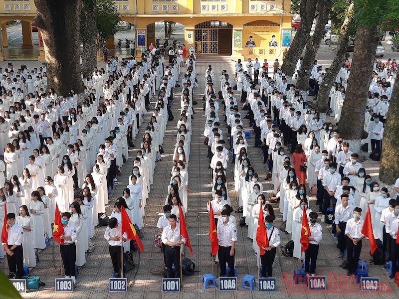 Học sinh khối lớp 10 Trường THPT Phan Đình Phùng (Hà Nội) trong Lễ khai giảng năm học mới 2020-2021 (Ảnh: HƯƠNG LÝ) 