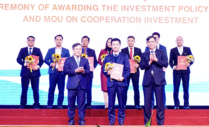 Đồng chí Bí thư Tỉnh ủy Vũ Đại Thắng và đồng chí Chủ tịch UBND tỉnh Trần Thắng trao quyết định chủ trương đầu tư cho các doanh nghiệp tại Hội nghị Xúc tiến đầu tư tỉnh Quảng Bình năm 2021.