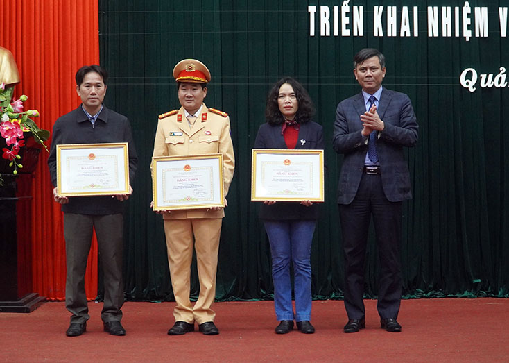 Đồng chí Trần Thắng, Phó Bí thư Tỉnh ủy, Chủ tịch UBND tỉnh, Trưởng Ban ATGT tỉnh trao Bằng khen cho các tập thể.