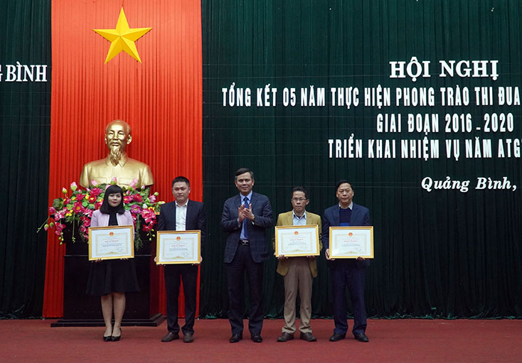 Đồng chí Trần Thắng, Phó Bí thư Tỉnh ủy, Chủ tịch UBND tỉnh, Trưởng Ban ATGT tỉnh trao Bằng khen cho các cá nhân.