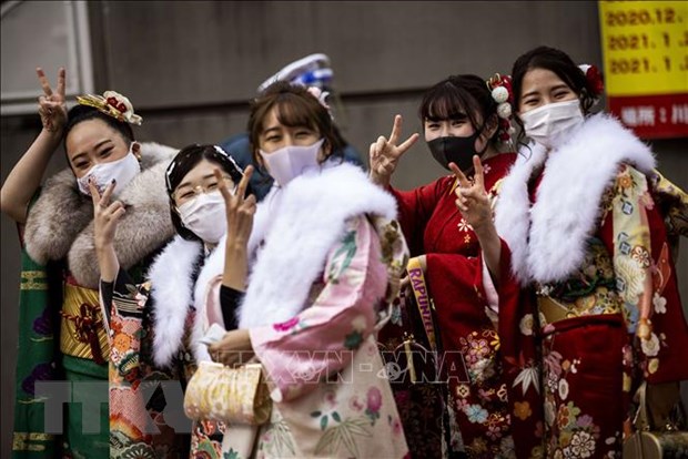 Người dân Nhật Bản tổ chức Lễ trưởng thành để đón chào những thanh niên bước sang tuổi 20, ngày 9-1-2021. (Ảnh: AFP/TTXVN)