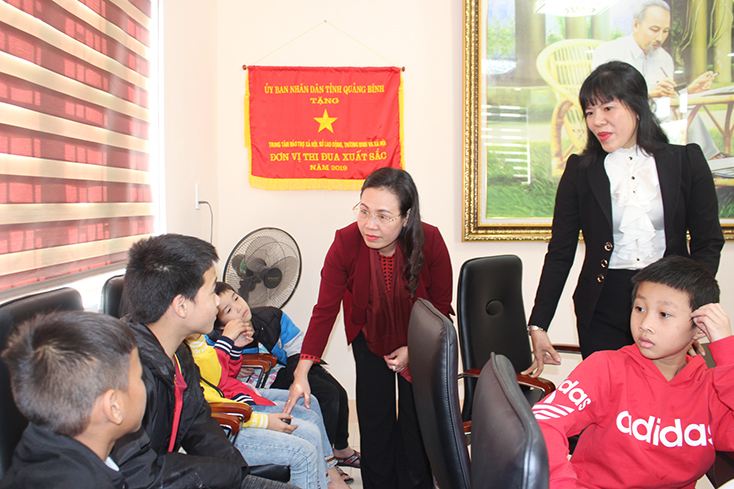  Đồng chí Phạm Thị Hân, Chủ tịch Ủy ban MTTQ Việt Nam tỉnh thăm hỏi tình hình học tập của các cháu tại Trung tâm Bảo trợ xã hội tỉnh.