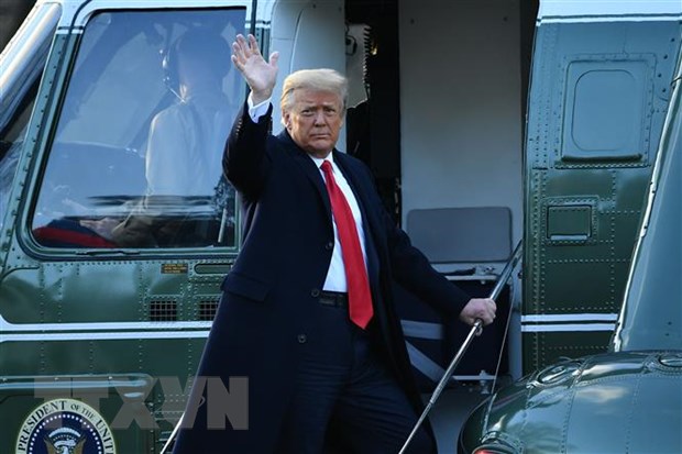  Tổng thống Mỹ Donald Trump lên chuyên cơ Không lực 1 để rời thủ đô Washington ngày 20-1-2021. (Ảnh: AFP/TTXVN)