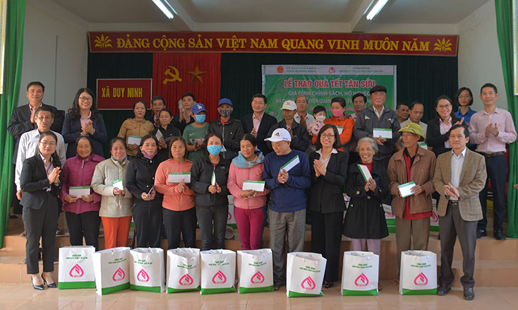 Công đoàn Ngân hàng Chính sách xã hội trao quà Tết cho người dân xã Duy Ninh (Quảng Ninh).